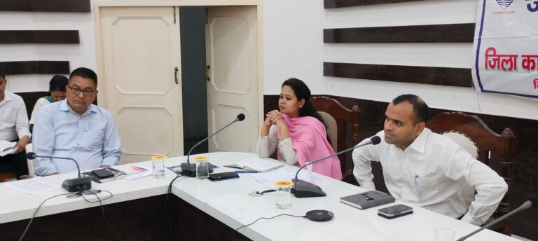 जनपद-में-हो-रही-लगातार-वर्षा-के-दृष्टिगत-सभी-अधिकारी.jpg