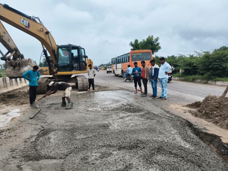 पतंजलि-फ्लाईओवर-के-तीनों-गड्ढों-को-भर-दिया-गया-संभवत.jpg