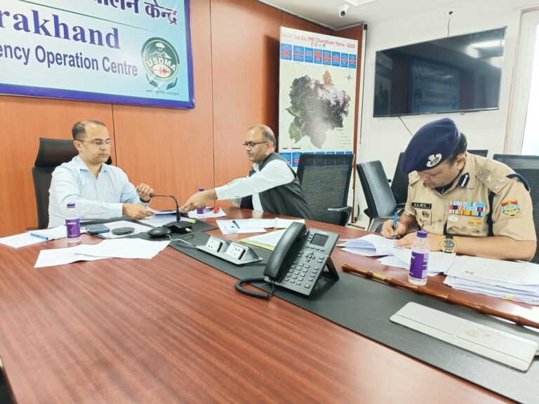 सचिव-गृह-श्री-शैलेश-बगौली-राज्य-आपातकालीन-परिचालन-केंद्र-में.jpg
