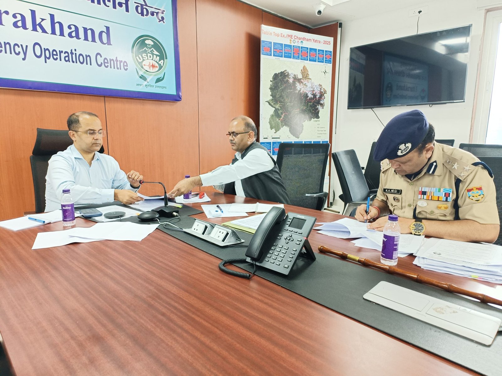 सचिव-गृह-श्री-शैलेश-बगौली-राज्य-आपातकालीन-परिचालन-केंद्र-में.jpg