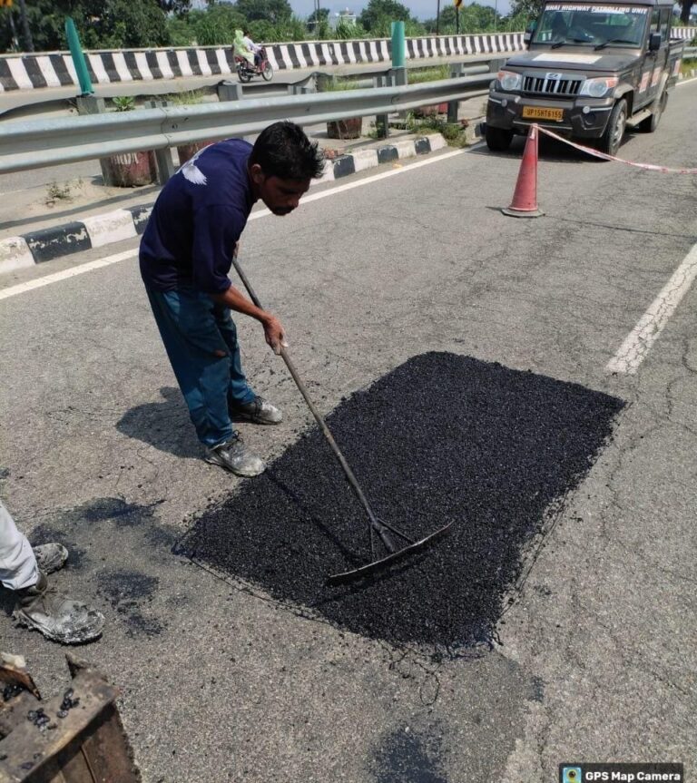भारी-बारिश-के-कारण-क्षतिग्रस्त-हुए-जनपद-की-सड़कों-का.jpg
