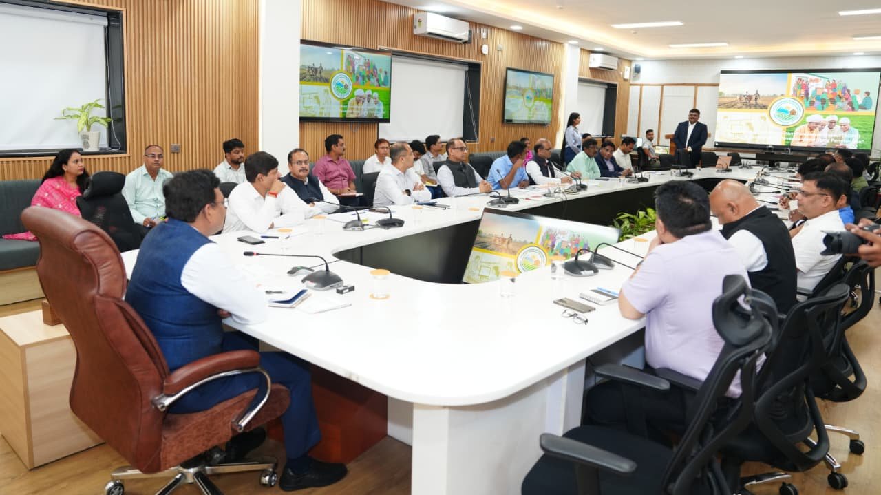 मुख्य-सचिव-ने-जिलाधिकारियों-से-वीडियो-कॉन्फ्रेंसिंग-के-माध्यम-से.jpg