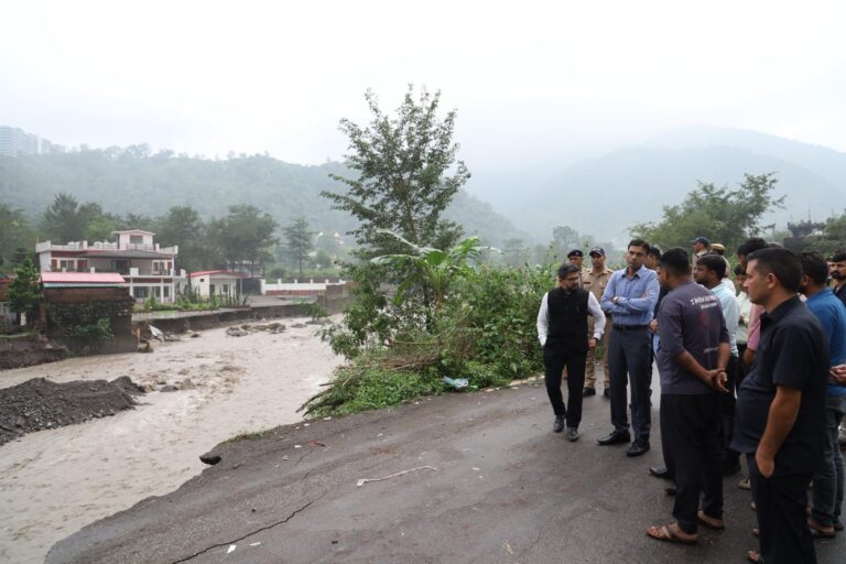 मुख्यमंत्री-के-निर्देश-आपदा-प्रभावित-क्षेत्रों-में-डीएम-ग्राउंड-जीरो.jpg