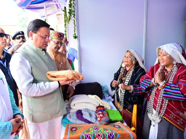 मुख्यमंत्री-धामी-ने-उत्तराखंड-हथकरघा-एवं-हस्तशिल्प-विकास-परिषद-द्वारा.jpeg