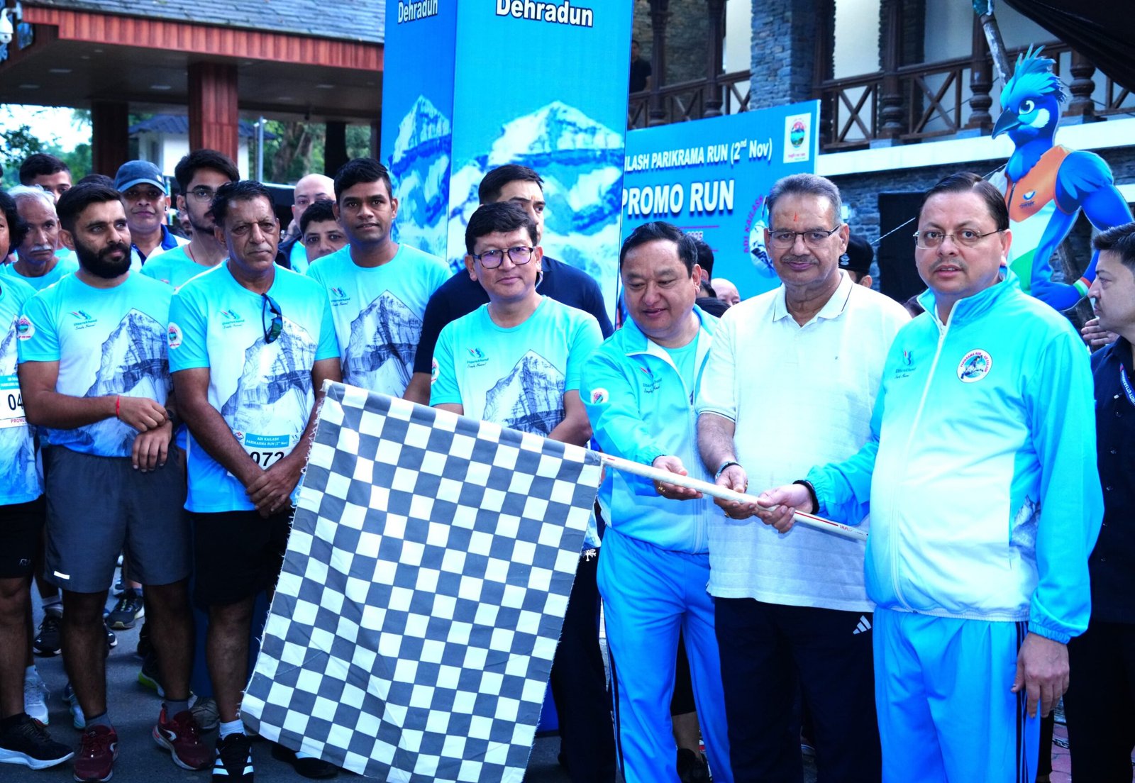मुख्यमंत्री-ने-आदि-कैलाश-परिक्रमा-रन-प्रोमो-रन-का-फ्लैग.jpg