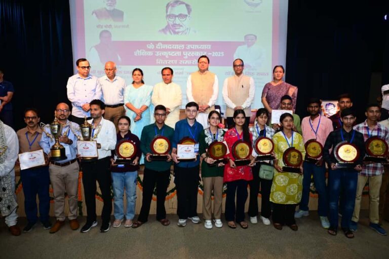 मुख्यमंत्री-पुष्कर-सिंह-धामी-ने-बोर्ड-परीक्षा-के-मेधावियों-को.jpeg