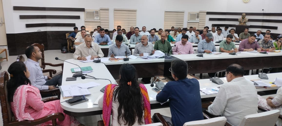 सहकारिता-विभाग-द्वारा-संचालित-योजनाओं-की-जिलाधिकारी-ने-की-समीक्षा.jpeg