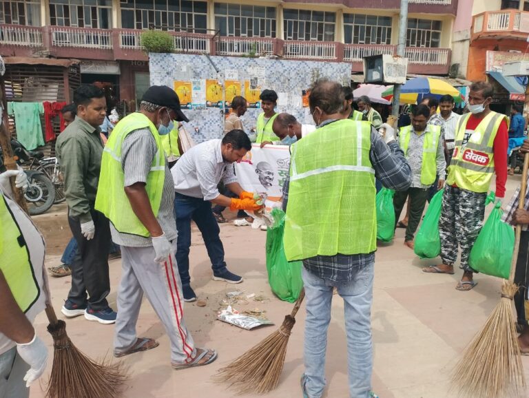 स्वच्छता-ही-सेवा-पखवाड़ा-के-अंतर्गत-जिलाधिकारी-मयूर-दीक्षित-के.jpg