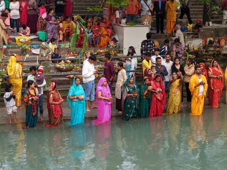 उगते-सूर्य-को-अर्घ्य-देकर-छठ-पूजा-हुई-संपन्न-जल.jpeg