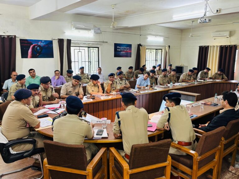 जनपद-पुलिस-मुख्यालय-में-माह-सितम्बर-की-अपराध-समीक्षा-गोष्ठी.jpg