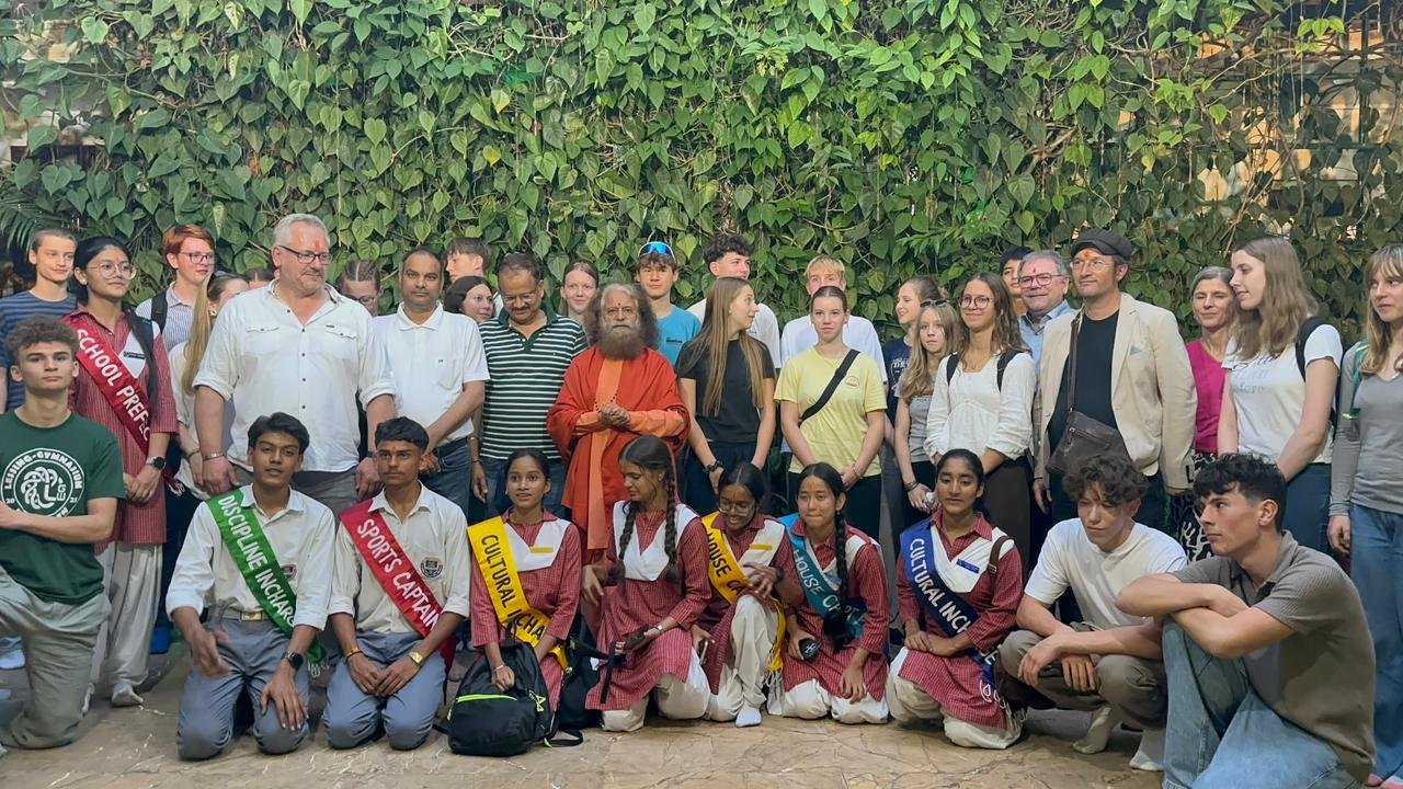 परमार्थ-निकेतन-आये-डीएसबी-इंटरनेशनल-स्कूल-एवं-विदेशी-छात्रों-का.jpeg