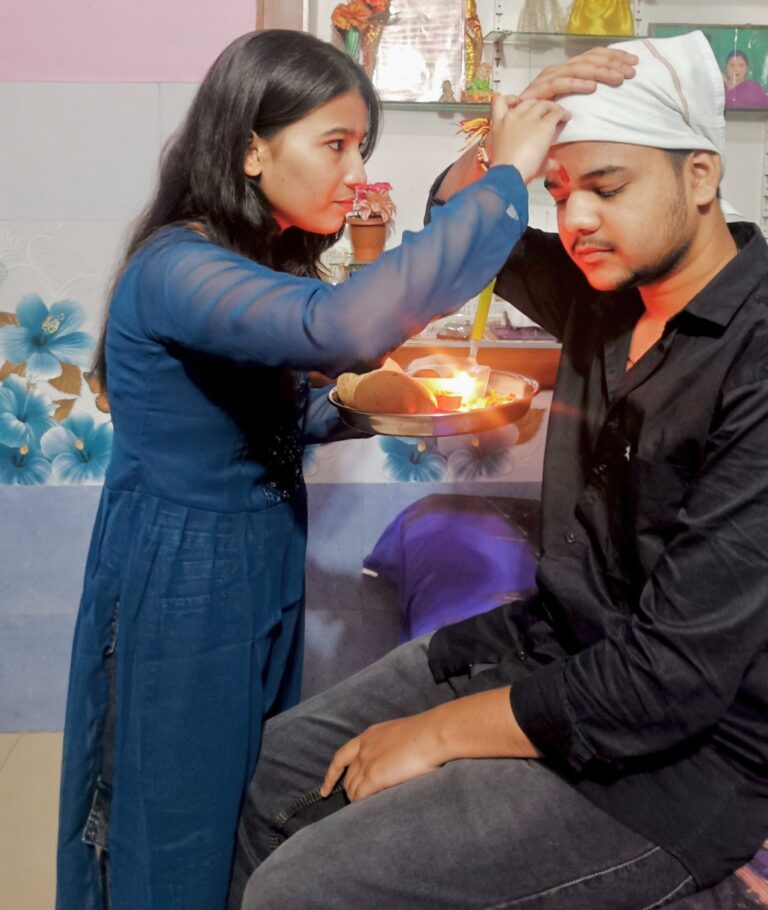भाई-दूज-पर-बहनों-ने-भाई-के-तिलक-कर-की.jpg