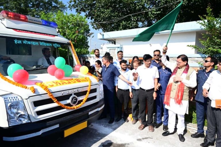 मुख्यमंत्री-ने-09-मोबाइल-मेडिकल-यूनिट-एम्बुलेंस-को-हरी-झंडी.jpg