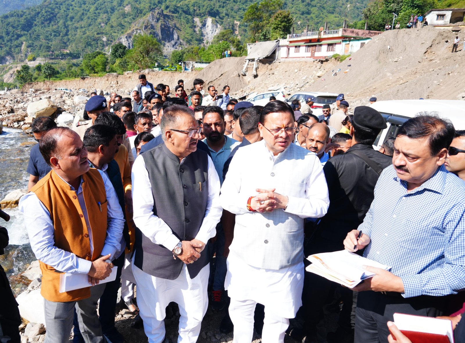 मुख्यमंत्री-श्री-पुष्कर-सिंह-धामी-ने-आपदा-प्रभावितों-के-बीच.jpg