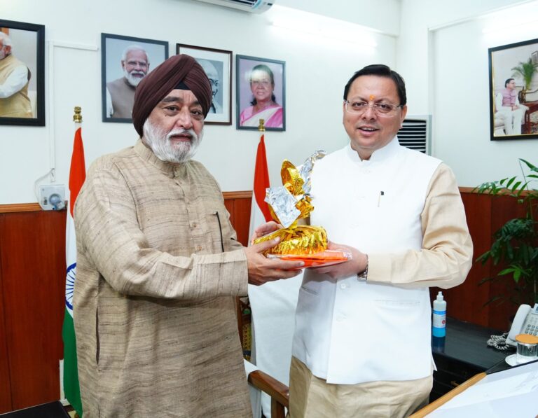 मुख्यमंत्री-से-हेमकुंट-साहिब-मैनेजमेंट-ट्रस्ट-के-अध्यक्ष-ने-की.jpg