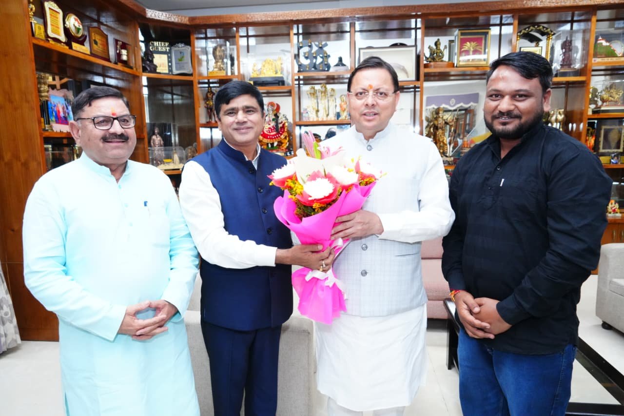 राज्य-मंत्री-सुनील-सैनी-ने-धर्म-रक्षक-धामी-मुख्यमंत्री-श्री.jpg
