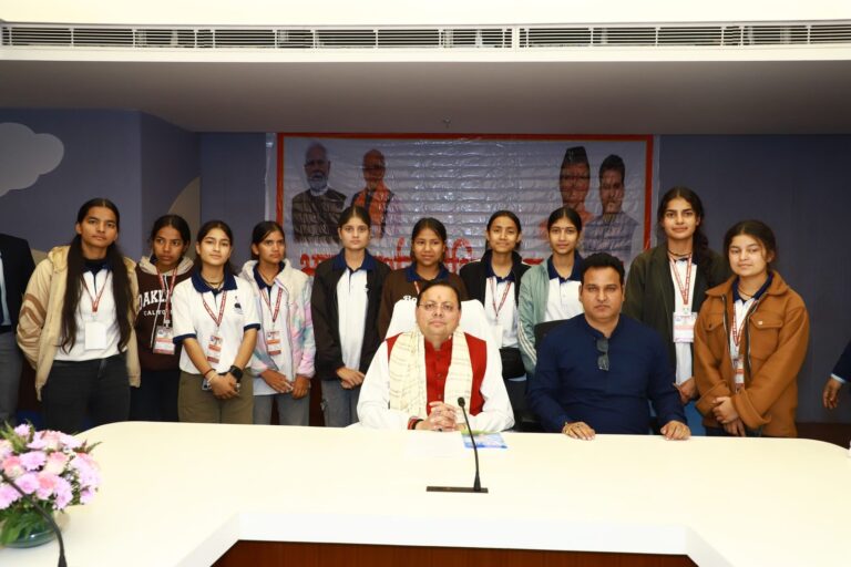 मुख्यमंत्री-ने-भारत-दर्शन-शैक्षिक-भ्रमण-कार्यक्रम-2025-में-देवप्रयाग.jpg