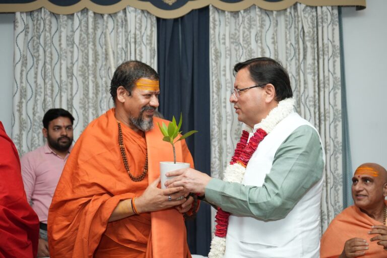 संत-समाज-ने-मुख्यमंत्री-धामी-को-दिया-आशीर्वाद-‘देवभूमि.jpg