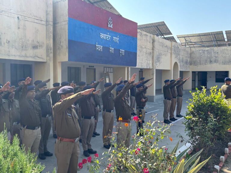 संविधान-के-सम्मान-में-एकत्र-हुए-हरिद्वार-पुलिस-के-जवान.jpg