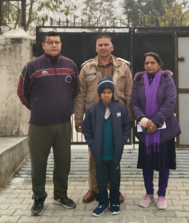 8-वर्ष-के-मासूम-बालक-का-सहारा-बनी-AHTU-हरिद्वार.jpg