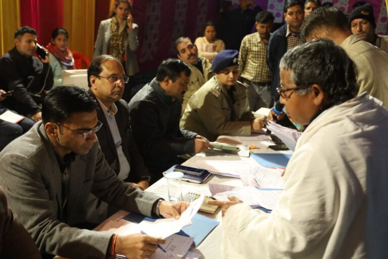 जनता-की-बीच-पहुंचे-डीएमः-ऋषिकेश-में-जन-समस्याओं-का.jpg