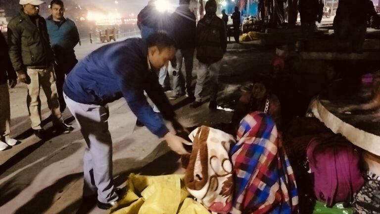 जनपद-में-बेसहारा-असहाय-एवं-गरीब-लोगों-को-शीत-लहर.jpg