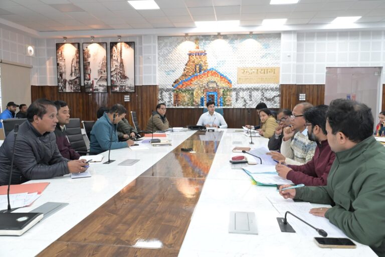 रुद्रप्रयाग-में-मुख्यमंत्री-घोषणाओं-की-समीक्षाजिलाधिकारी-ने-विभागों-को-तीव्र.jpg