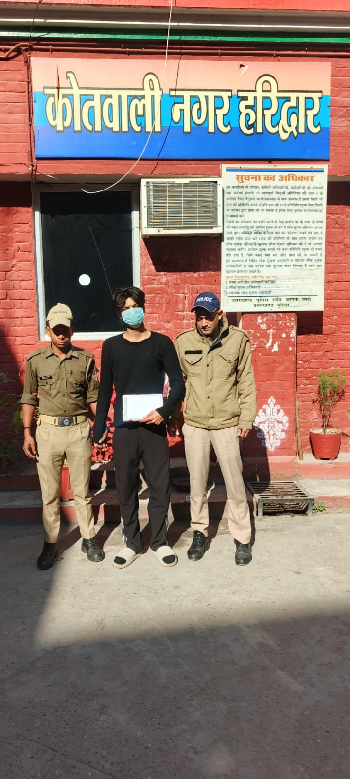 हरिद्वार-पुलिस-की-गिरफ्त-में-आया-संदिग्ध-तमंचा-315-बोर.jpg