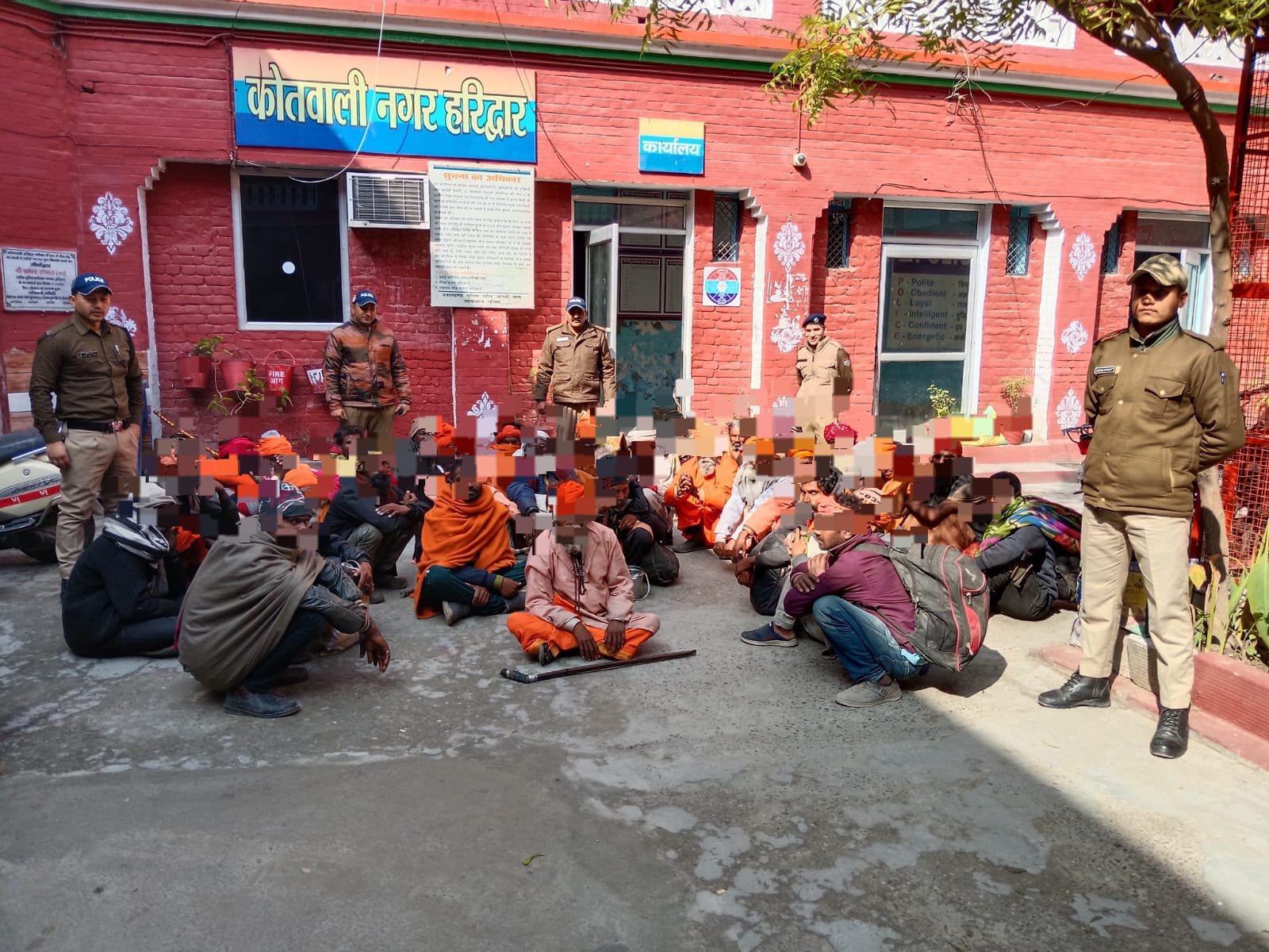 एसएसपी-हरिद्वार-के-नेतृत्व-में-ढोंगी-बाबाओँ-पर-हरिद्वार-पुलिस.jpg