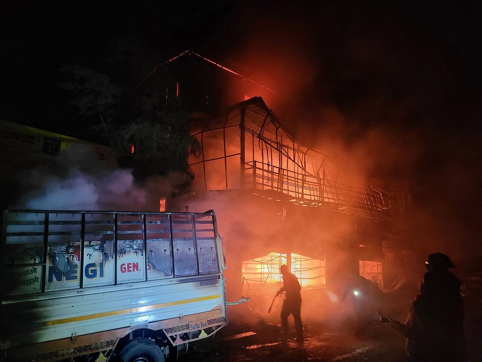 गबनीगांव-के-पास-आग-लगने-की-घटना-घटित-दो-वाहन.jpg