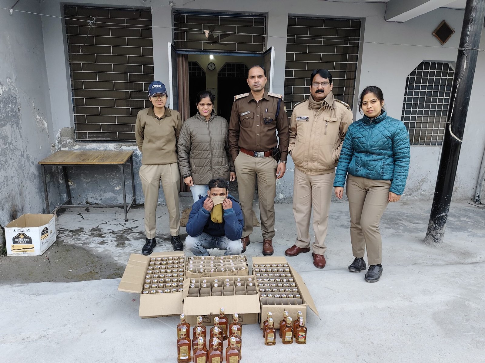 भीरी-रोड-पर-आबकारी-विभाग-की-बड़ी-कार्रवाई-चार-पेटी.jpg