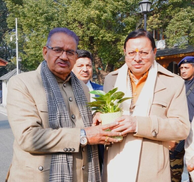 मुख्यमंत्री-को-विभिन्न-क्षेत्रों-के-लोगों-ने-दी-नववर्ष-की.jpg