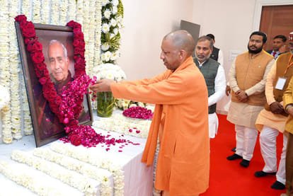 मुख्यमंत्री-योगी-ने-राज्यमंत्री-के-पिता-को-दी-श्रद्धांजलि.jpeg