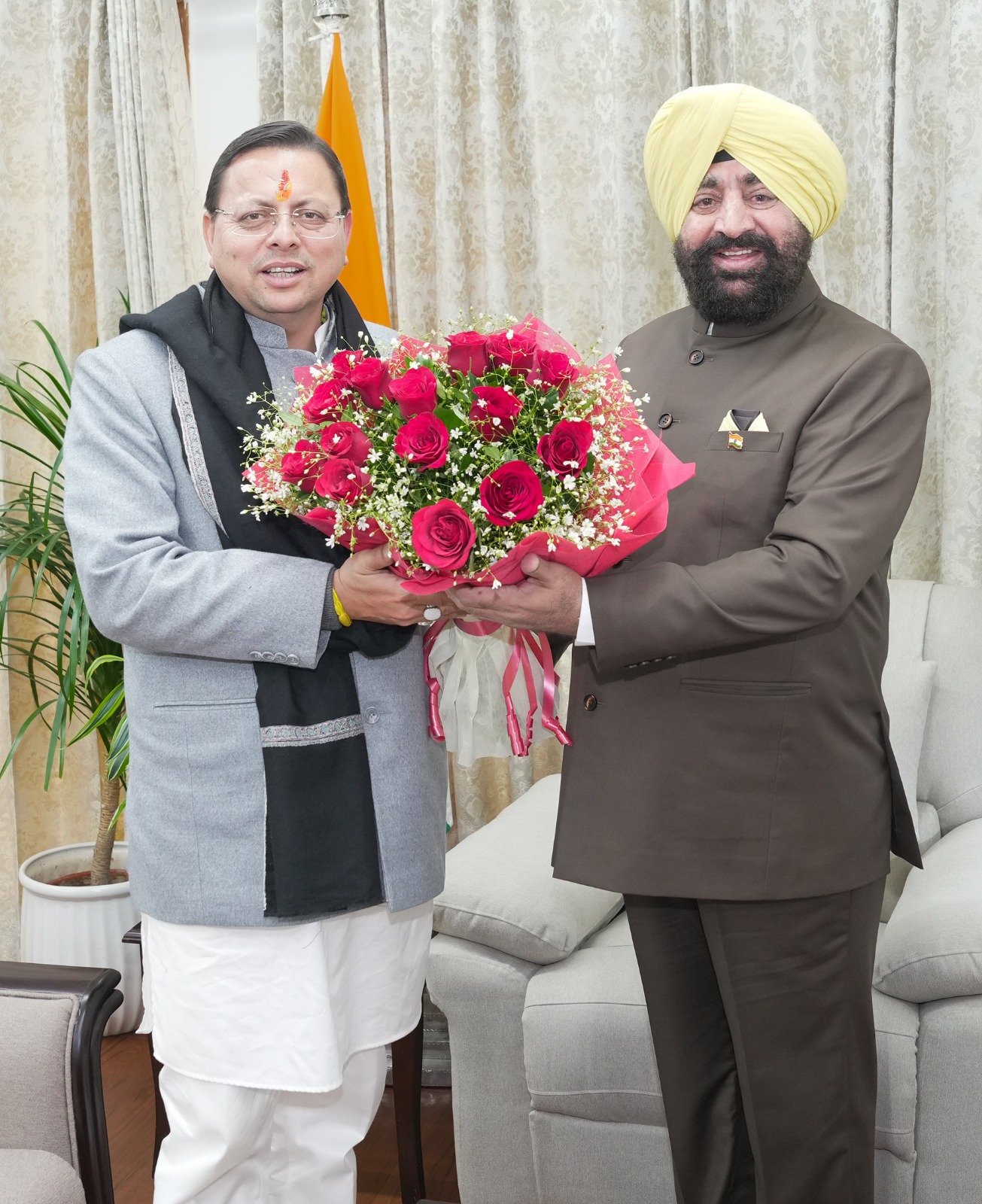 राज्यपाल-लेफ्टिनेंट-जनरल-गुरमीत-सिंह-से-नि-से-मुख्यमंत्री-श्री.jpg