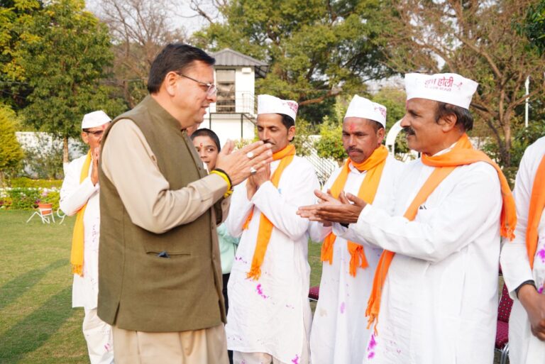 मुख्यमंत्री-को-मुख्यमंत्री-आवास-में-चम्पावत-से-आए-होल्यारों-ने.jpg