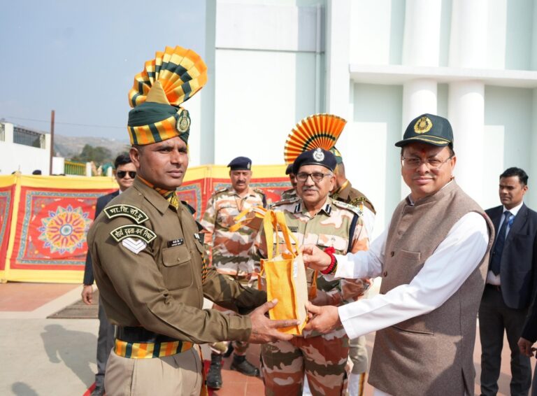 हिमवीरों-के-संग-रंगों-का-उत्सव-मुख्यमंत्री-ने-आईटीबीपी-जवानों.jpg