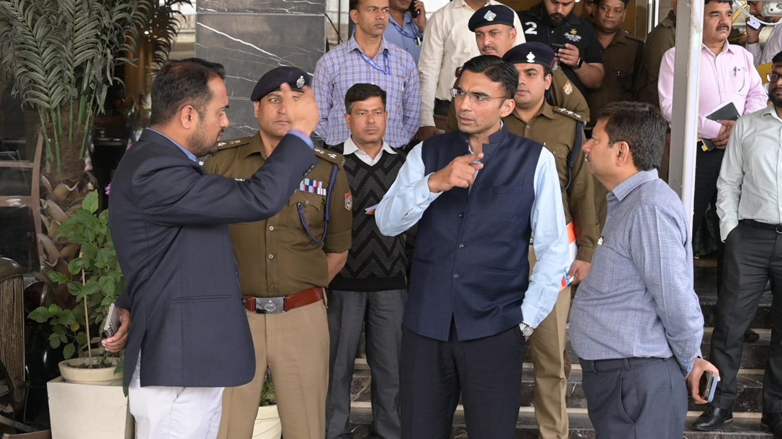 1772811836_163_गृहमंत्री-के-दौरे-से-पहले-देहरादून-प्रशासन-अलर्ट-डीएम-सविन.jpg