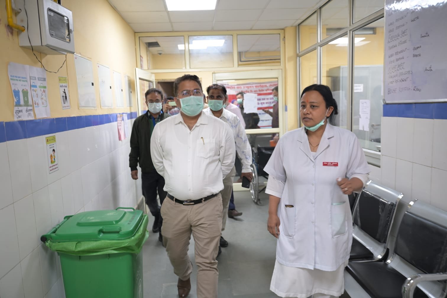जिला-अस्पताल-रुद्रप्रयाग-का-जिलाधिकारी-ने-किया-औचक-निरीक्षण-मरीजों.jpeg