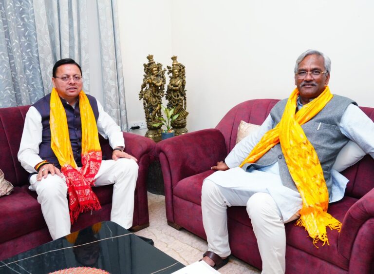 मुख्यमंत्री-ने-पूर्व-मुख्यमंत्री-श्री-त्रिवेंद्र-सिंह-रावत-से-देहरादून.jpg
